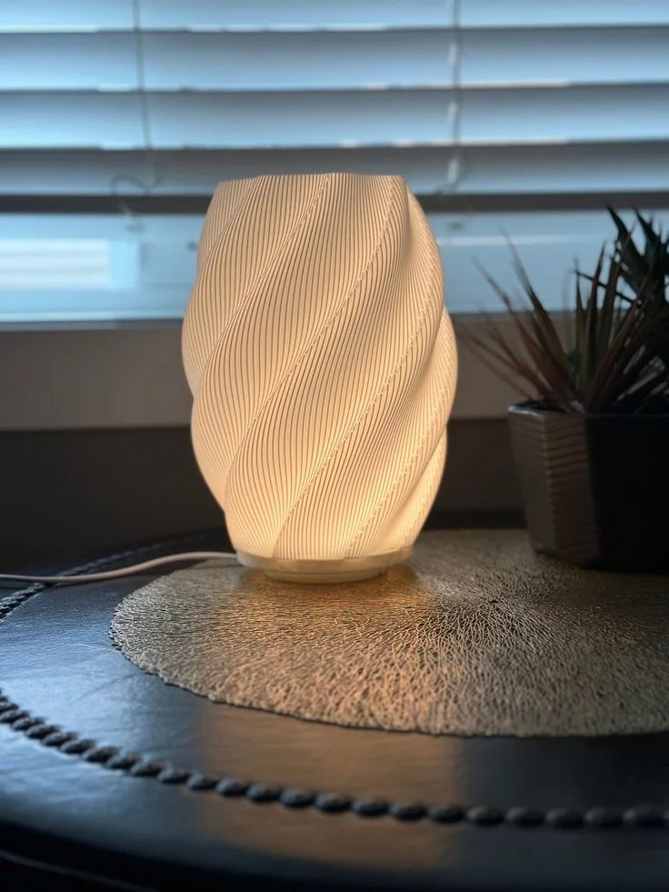Lámpara 3D impresa mostrando acabado y efecto cálido de luz